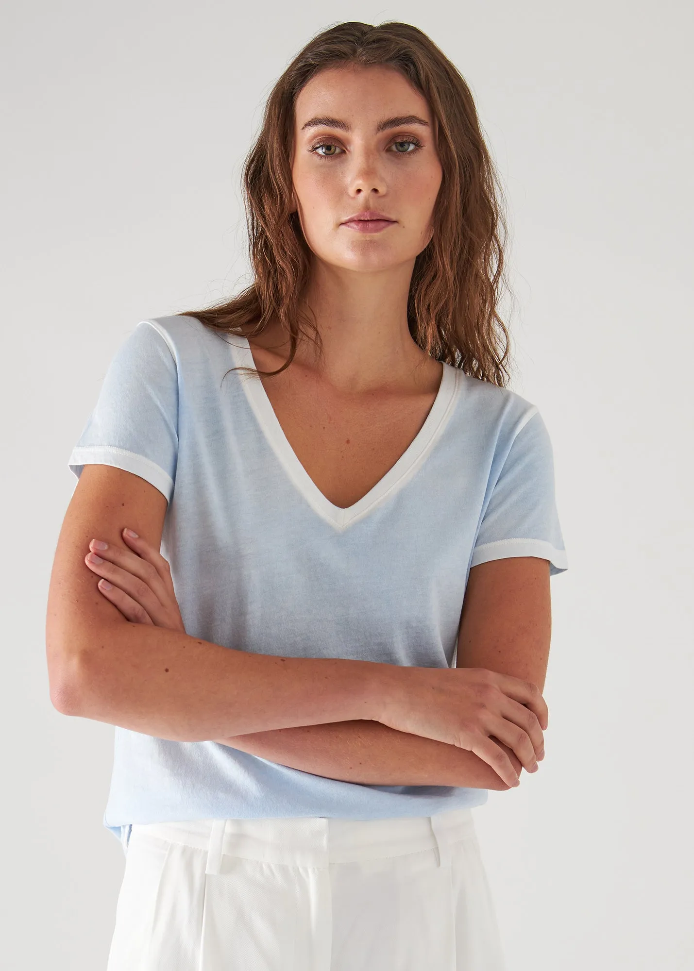 PIMA CLASSIC REVERSE SPRAY V-NECK TEE