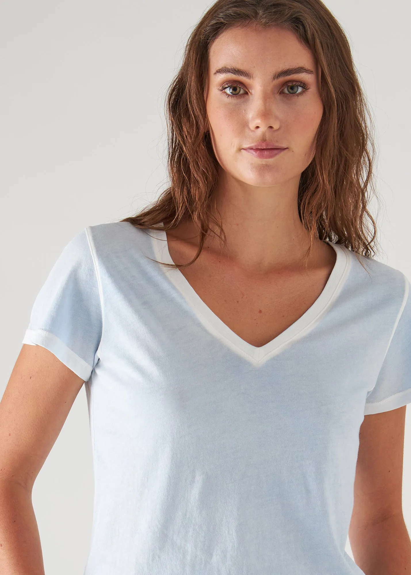 PIMA CLASSIC REVERSE SPRAY V-NECK TEE