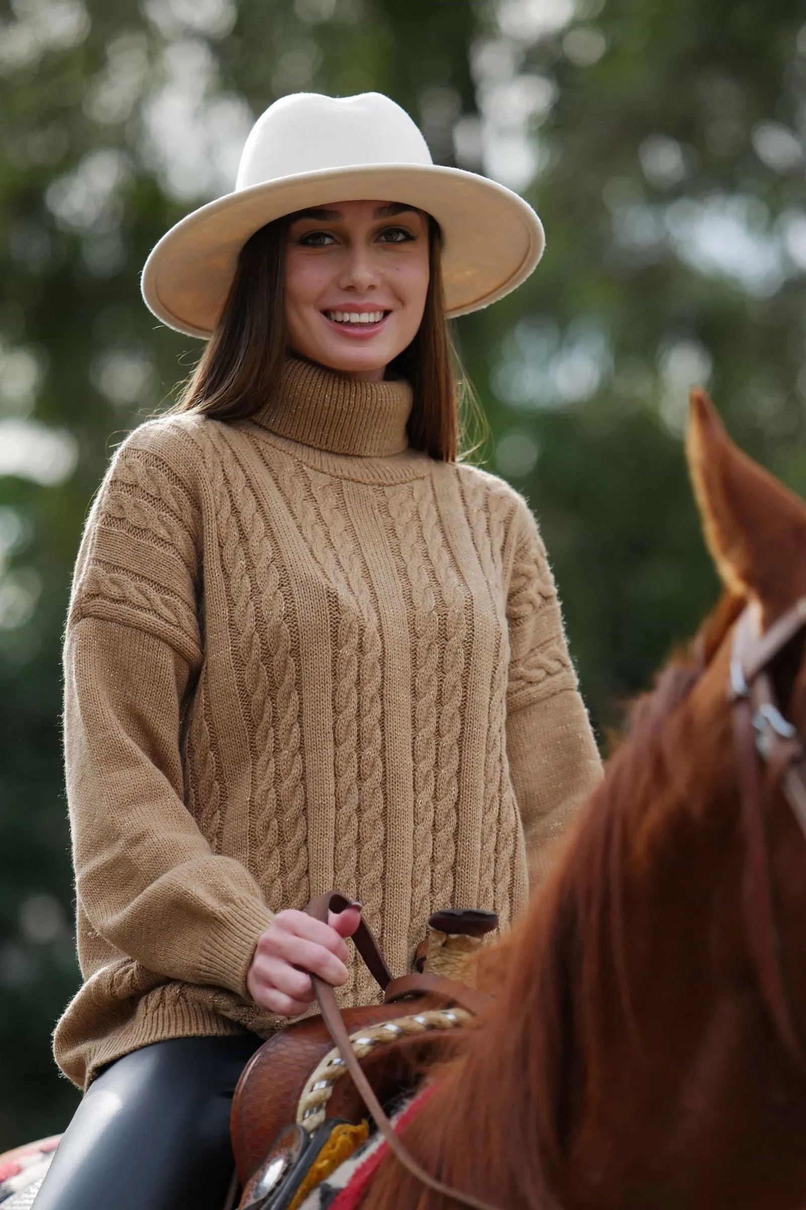 Suéter beige jacquard ochos cuello alto lurex Lolitas